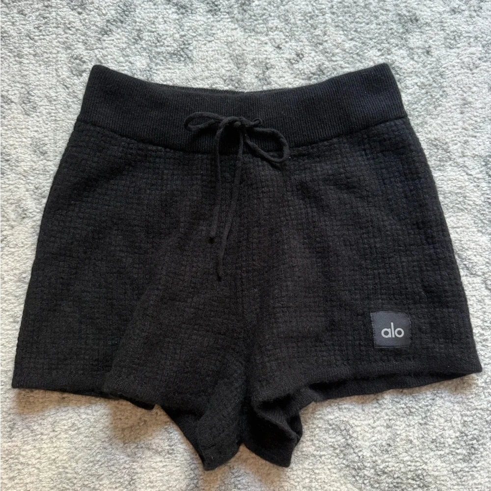 ALO Cashmere High-Waist Plush Waffle Short - Picture 4 of 7